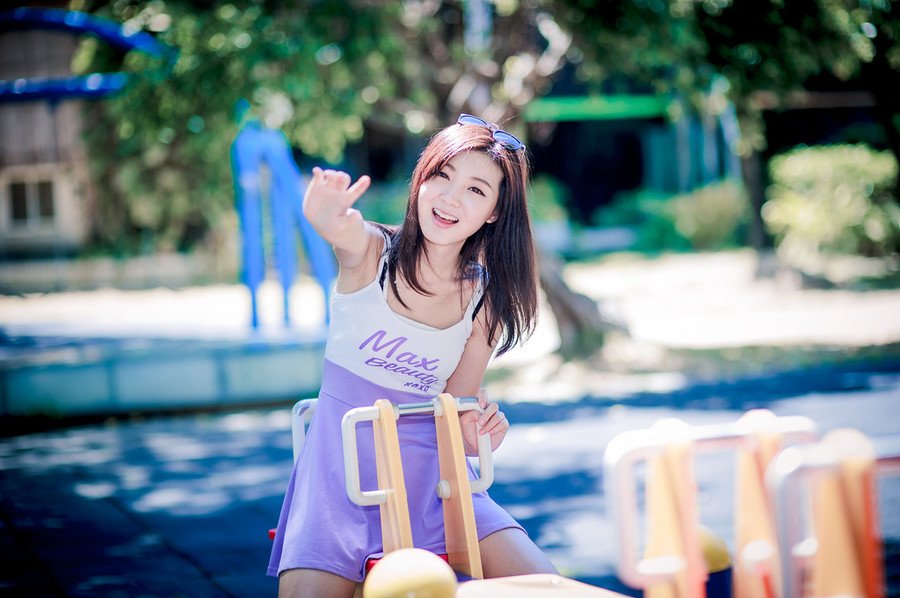 就这么望著吧，直到把浮世望成眼睫上的尘埃。如果，子夜想醉，有什么比叹息更畅怀的?子夜想歌，有什么比忘川之水更能断愁?——三毛